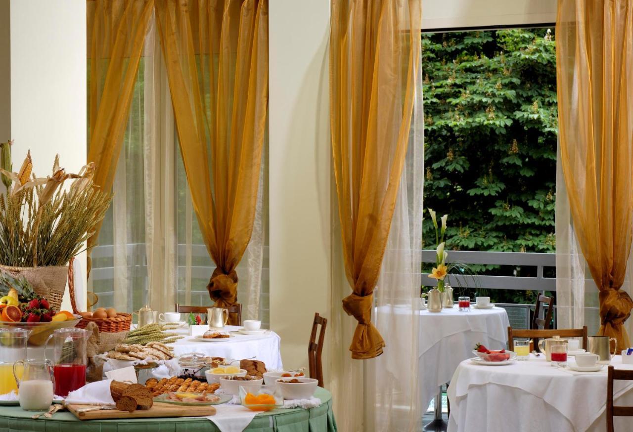 Rizzi Aquacharme Hotel & Spa Boario Terme Ресторант снимка